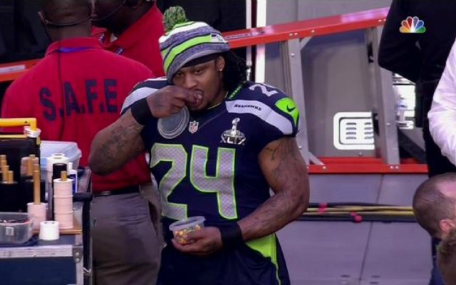 Une image qui va nous manquer, Lynch en train de manger des Skittles sur la touche. (NBC)